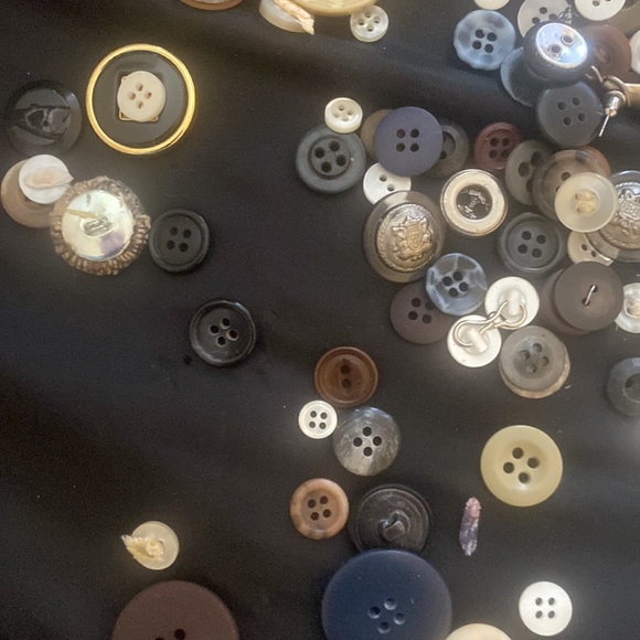 Over 100 buttons - Picture 5 of 5